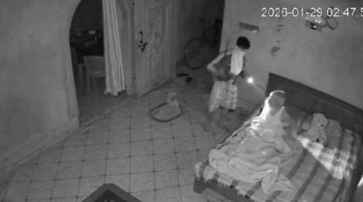 বোয়ালখালীতেমধ্যরাতে প্রবাসীর ঘরে তুলকালাম, আহত দুই